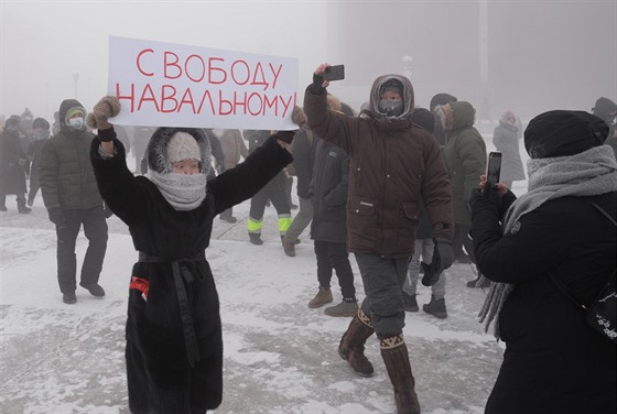 Demonstranti v Jakutsku požadovali propuštění kritika Kremlu Alexeje Navalného....