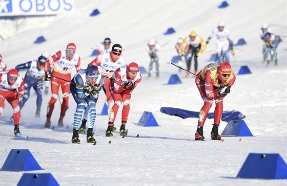 Alexandr Bolšunov na čele závodu na 15 km klasicky s hromadným startem ve Falunu
