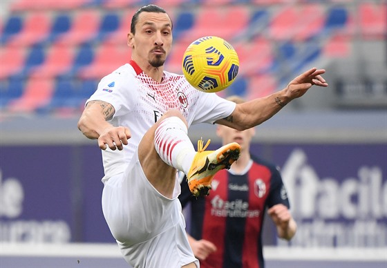 Zlatan Ibrahimovič z AC Milán si zpracovává míč v utkání proti Bologni.