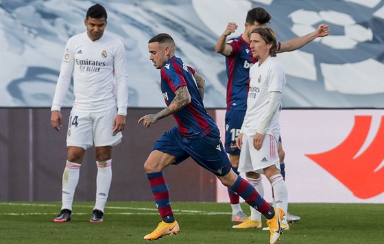 Roger Marti z Levante oslavuje svůj gól do sítě Realu Madrid.