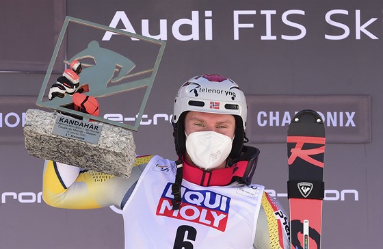 Henrik Kristoffersen slaví vítězství ve slalomu v Chamonix.