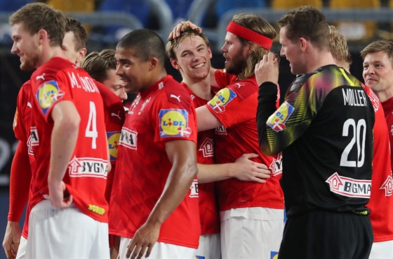 Dánští házenkáři slaví vítězství ve finále mistrovství světa nad Švédskem.