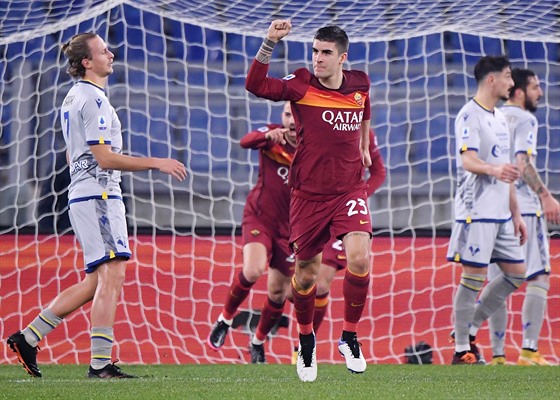 Antonín Barák z Verony (vlevo) přihlíží oslavě gólu, který vstřelil Gianluca...