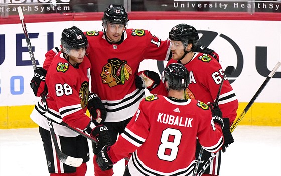 Dylan Strome, Patrick Kane, Andrew Shaw a Dominik Kubalík slaví gól Chicaga.