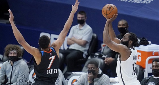 James Harden z Brooklyn Nets pi stelb, blokuje ho Darius Bazley z Oklahoma...