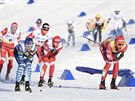 Alexandr Bolunov na ele závodu na 15 km klasicky s hromadným startem ve Falunu