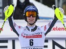 Clement Noël slaví vítzství ve slalomu v Chamonix.