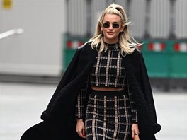 Britská moderátorka Ashley Roberts ráda obléká výrazné vzory a nebojí se je...