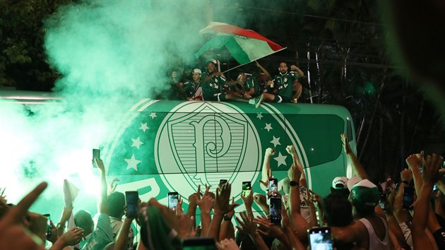 Hri a fanouci Palmeiras oslavuj triumf v Pohru osvoboditel.