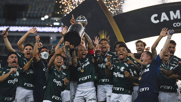 Fotbalist brazilskho Palmeiras kep s trofej pro vtze Pohru osvoboditel.