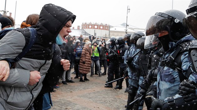 V Moskvě lidé protestují za propuštění opozičního předáka Alexeje Navalného. (31. ledna 2021)