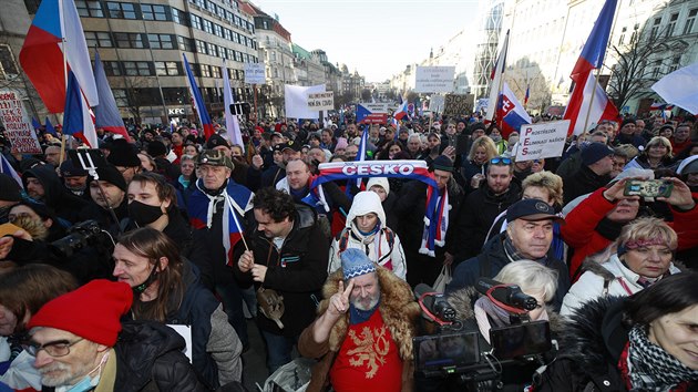 V Praze demonstruj stovky lid. Proti opatenm a za poslance Volnho. (31. ledna 2021)