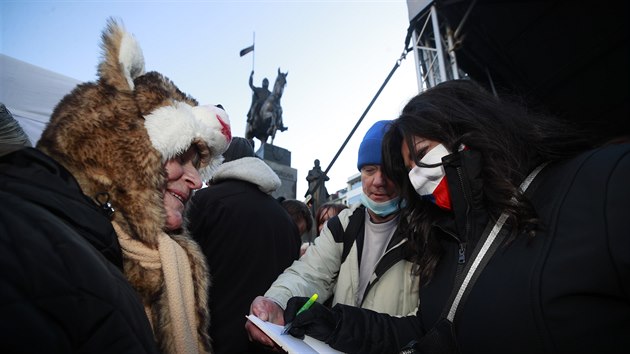 Na praskm Vclavskm nmst demonstruj stovky lid proti vldnm opatenm proti en koronaviru. Akce se zastnila i zpvaka Ilona Cskov. (31. ledna 2021)