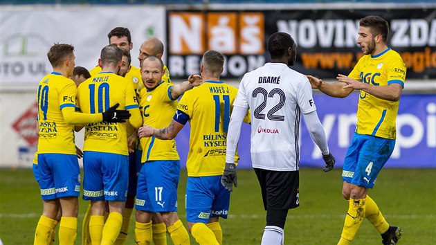 Fotbalisté Teplic se radují z gólu proti Karviné.