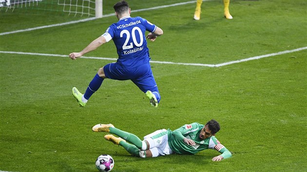 Theodor Gebre Selassie z Werderu Br�my se ve skluzu sna�� zastavit pr�nik Seada Kola�inace z Schalke.