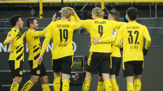 Fotbalisté Dortmundu oslavují gól, který vstřelil Erling Haaland.