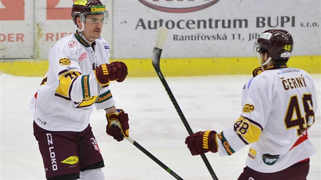 Jihlavští hokejisté slaví gól proti Kladnu, prosadil se Tomáš Harkabus.