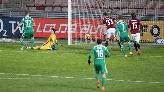 Sparťanští fotbalisté inkasují gól od Tomáše Necida z Bohemians (zcela vlevo).