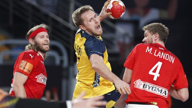 Švédský házenkář Albin Lagergren se snaží prosadit ve finále MS proti Dánsku.
