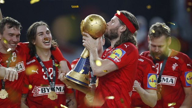 Dánští házenkáři slaví titul světových šampionů.