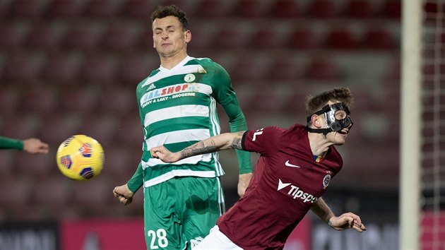 Sparansk zlonk Ladislav Krej ped brnou Bohemians v souboji s Lukem Hlkou. Krej hrl po zlomenin v oblieji s ochranou maskou.