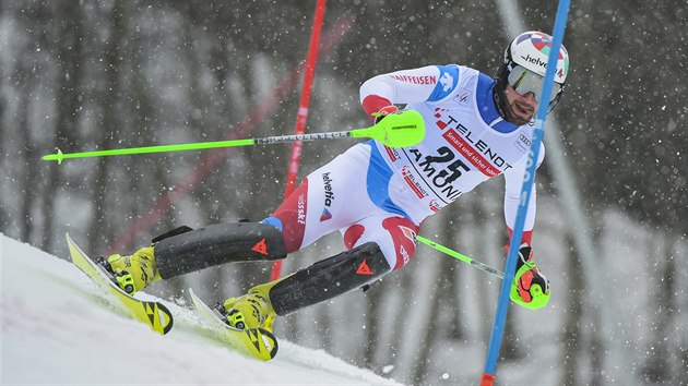 Luca Aerni ve slalomu v Chamonix.