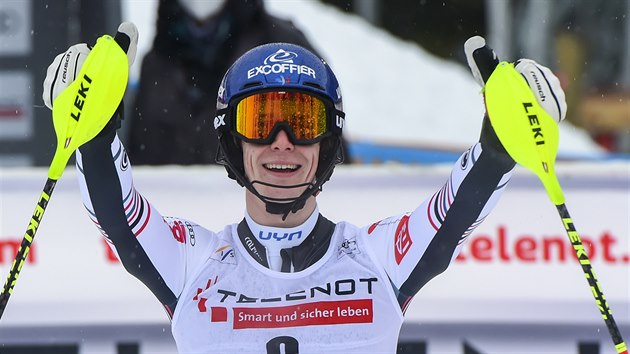 Clement Noël slaví vítězství ve slalomu v Chamonix.