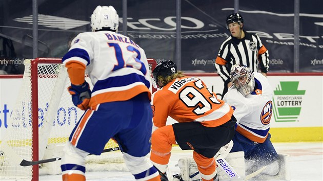 Jakub Voráček z Philadelphia Flyers skóruje, brankář Semjon Varlamov z New York...