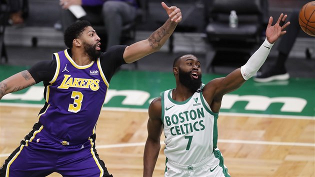 Anthony Davis z Los Angeles Lakers a Jaylen Brown z Boston Celtics se marně snaží ulovit míč.