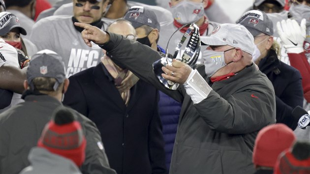 Bruce Arians, trenr Tampa Bay Buccaneers, s trofej pro vtze konference NFC