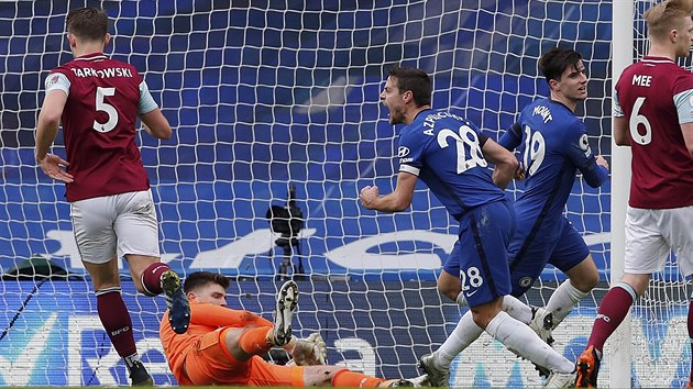 Kapitán Chelsea Cesar Azpilicueta oslavuje gól do sítě Burnley.