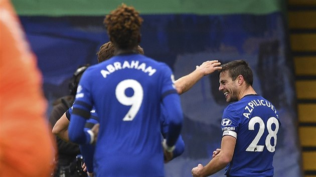 Fotbalist Chelsea se raduj z glu, kter proti Burnley vstelil kapitn Cesar Azpilicueta.