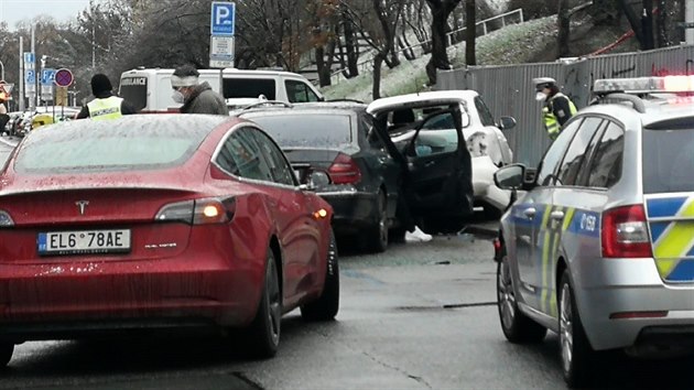 V Jeseniově ulici v Praze se srazila dvě auta. Nabouraný mercedes potom poškodil další čtyři zaparkovaná vozidla. (30. ledna 2021)