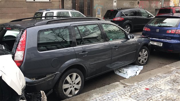 V Jeseniově ulici v Praze se srazila dvě auta. Nabouraný mercedes potom poškodil další čtyři zaparkovaná vozidla. (30. ledna 2021)