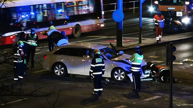 Nehoda tří osobních aut na křižovatce Modřanské ulice a ulice V Hodokvičkách. (30. ledna 2021)