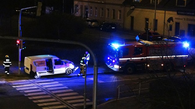 Nehoda t osobnch aut na kiovatce Modansk ulice a ulice V Hodokvikch. (30. ledna 2021)