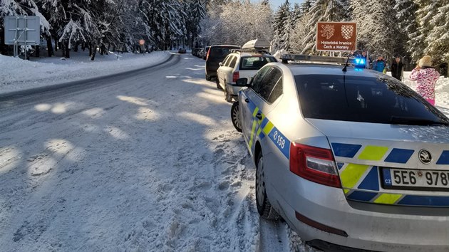 Lidé svoje auta při návštěvě hor parkovali podél silnice I/11. Zasáhnout musela policie. (31. ledna 2021)