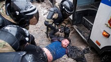 V Moskv lidé protestují za proputní opoziního pedáka Alexeje Navalného....