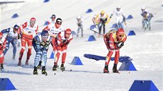 Alexandr Bolunov na ele závodu na 15 km klasicky s hromadným startem ve Falunu