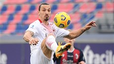 Zlatan Ibrahimovi� z AC Milán si zpracovává mí� v utkání proti Bologni.