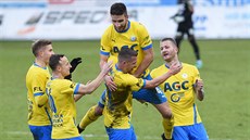 Fotbalisté Teplic se radují z gólu Jakuba Maree.