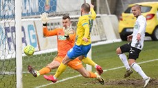 Karvinský branká Jií Ciupa likviduje anci Pavla Moulise z Teplic.