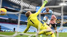 Gabriel Jesus z Manchesteru City stílí gól do sít Aarona Ramsdalea z...