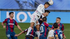 Raphael Varane, stoper Realu Madrid, hlavikuje v utkání proti Levante.