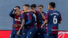 Fotbalisté Levante oslavují vstelený gól.