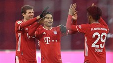 Fotbalisté Bayernu Mnichov se radují ze vstřeleného gólu. Trefil se Serge...