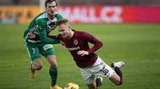 Sparanský záloník Adam Karabec padá v souboji s Petrem Hronkem z Bohemians.