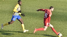 Brnnský Jan Sedlák (vpravo) vede mí ped Christem Tiéhim z Opavy.