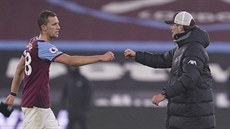 Tomá� Sou�ek, zálo�ník West Hamu, se po utkání zdraví s Jürgenem Kloppem,...