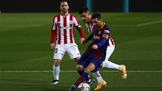 Lionel Messi z Barcelony vede mí v utkání proti Bilbau.